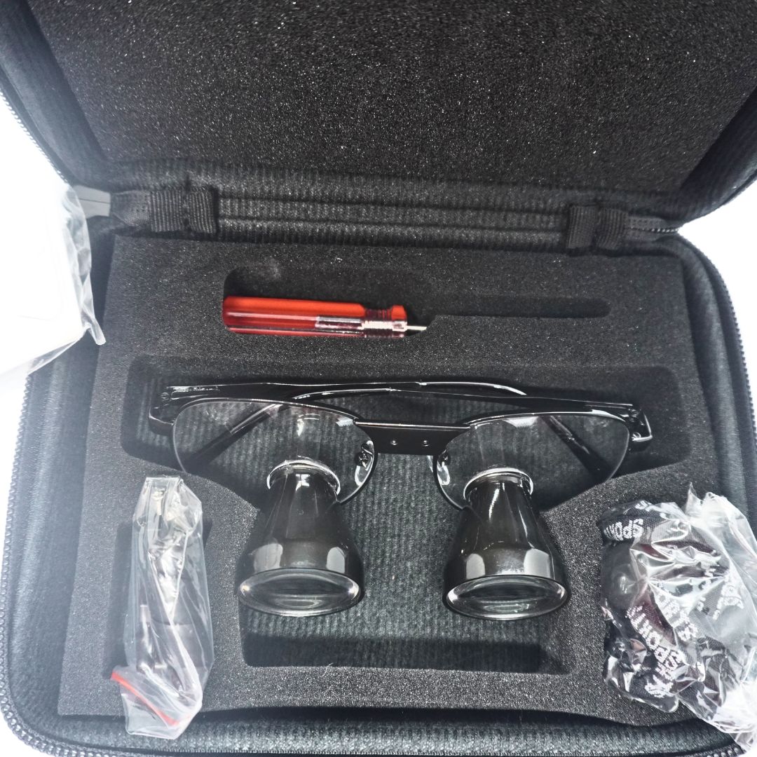 HiperLupa TT355 İnce Çerçeve TTL 3.5X Büyüteç Gözlük Siyah Sabit Pupil Mesafeli Odak Merceği Ayarlanabilir Çantalı HiperLupa TT355 İnce Çerçeve TTL 3.5X Büyüteç Gözlük Siyah Sabit Pupil Mesafeli Odak Merceği Ayarlanabilir Çantalı